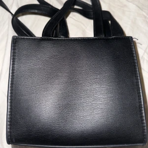 liten väska  - säljer nu min lilla väska från hm då den inte kommer till användning längre💕går att båda hålla i som en handväska men även ha som axelremsväska 