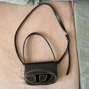 Diesel Väska - Diesel väska i liten storlek. Helt oanvänd, perfekt nu när sommaren är här🤩 Det får plats mobil och lite annat nödvändigt för att inte bära på så mycket. Kvitto finns på väskan. Nypris 4500kr