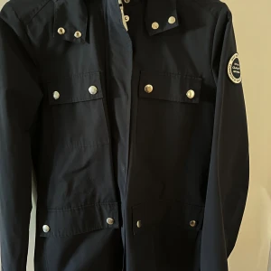 Gant tunn vår/höst jacka  - Stl: 170. Marinblå, jätte skön, ny skick, fräsh. En luva. 