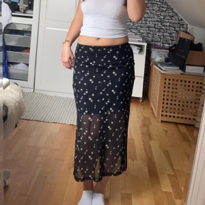 Kjol - Söt blommig kjol, genomskinligt material med en underkjol❣️Slits på sidan, använda varsamt och finns inga defekter! Säljer då den ej används mer. Passar även storlek S