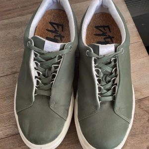 Gröna Eytys  - Jätte snygga eytys men kommer inte till användning längre. De är köpta på sellpy och när jag köpte dom hade de sprickan i sulan (kolla bild 3). Sprickan är inget som påverkar användningen av skorna och inget man märker när man går, syns inte heller.