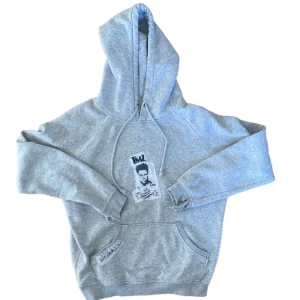 Brad pitt hoodie - Dope hoodie med slitage detaljer🖤🐇