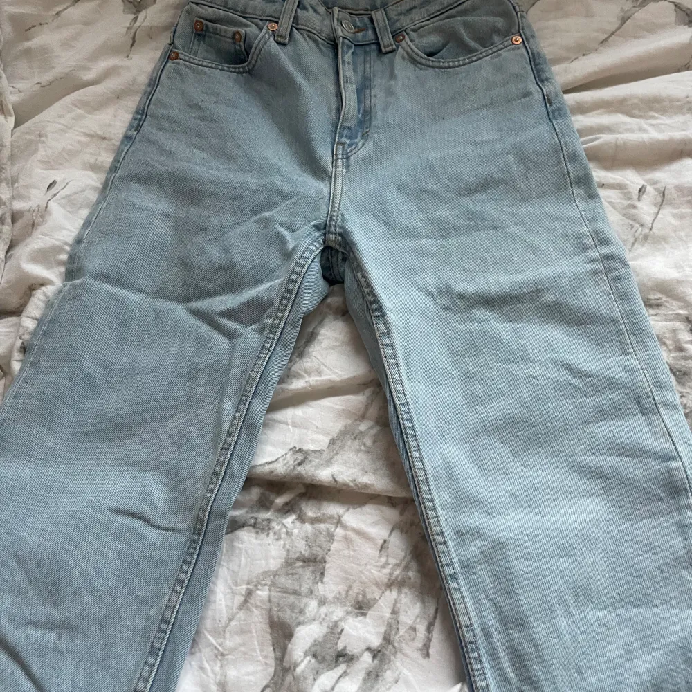 Ljusblåa bootcut jeans från Weekday💞Köpte för ganska länge sen men har knappt fått någon användning av dom då dom är lite för små i midjan. Bra skick och inga tecken på användning:) Nypris 599kr. Jeans & Byxor.