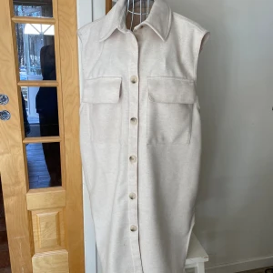 Väst med knappning - Snyggt med en hoodie under eller tunnare jacka