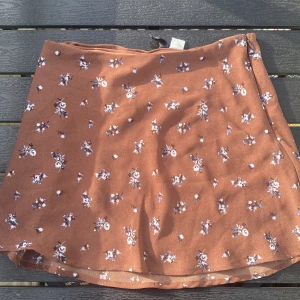 Gullig kjol  - En gullig somrig kjol i storlek 36 använd endast en gång 