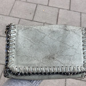 Tiamo väska - Säljer denna super fina tiamoo/stella mc cartney liknande väska dp den inte kommer till användning. Man får med en kedja som man kan satta fast på väskan. Skriv om ni är intresserade så kan jag mötas upp eller skicka med posten.💖