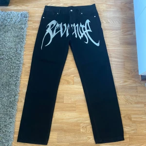 Revenge jeans  - Säljer ett par Revenge jeans i väldigt bra skick (knappast använda)  Dem är storlek XL