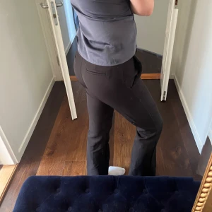 Svarta kostymbyxor  - Helt oanvända kostymbyxor från design by si. Byxorna säljs inte längre på hemsidan.  Älskar dessa! De sitter så bra på mig, men tyvärr så är dem för korta. Jag är 163 cm. 