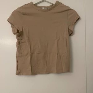 T-Shirt - HM - En beige lite tajtare och kortare t-shirt från H&M, Divided!❤️ Knappast använd därför i gott skick.  Ganska liten i modellen så passar XS oxå. *Tvättas Alltid*