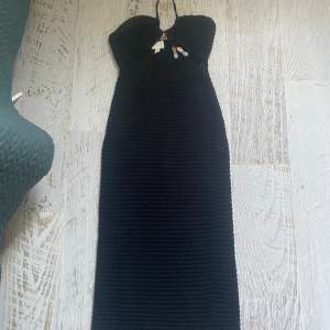Superfin svart Strandklänning från Hm, fungerar perfekt som vanlig klänning också. Endast använd 2ggr, köptes för 800kr säljes för 500kr
