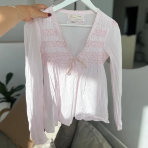 Odd Molly blus  - Såå söt blus som tyvärr inte kommer till användning, endast använd en gång! Den är i storlek 2 vilket motsvarar M men passar även S🎀🫧🌸