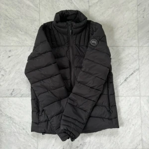 Canada Goose ”Black Label” Jacka - Säljer nu denna feta och unika dunjacka från märket Canada Goose. | Jackan har en lös tråd som lätt kan fixas, se bild 5. Jackan är även lite smutsig vilket lätt går bort i tvätten | Storlek: M | Nypris: 8800 kr | Hör av er vid minsta fråga!