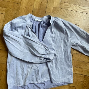 Krispig blus ljusblå - Blus från nakd