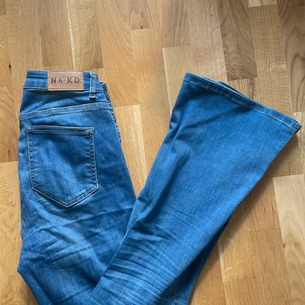 Jeans från NA-KD i bra skick. Tajta med stretch, högmidjade och bootcut.. Jeans & Byxor.