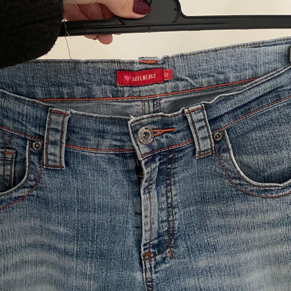 Säljer dessa såå snygga lågmidjade jeans som jag köpte i Cypern, det står storlek 12 men jag har normalt 36 i jeans och är 170cm lång 💕. Jeans & Byxor.