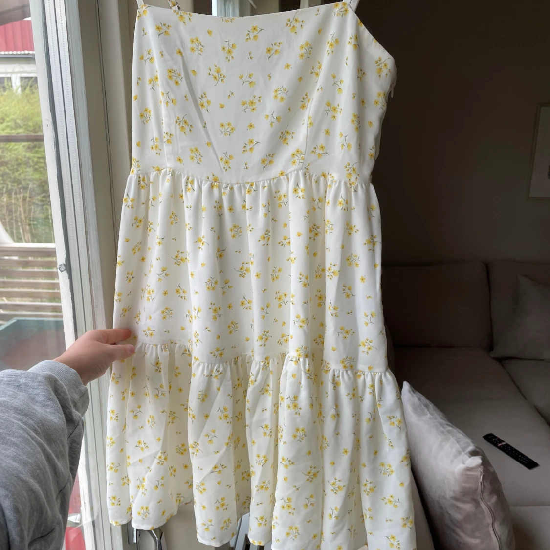 Gul blommig klänning