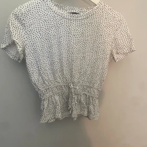 Vit topp  - Säljer denna vita toppen med svarta prickar från Zara.