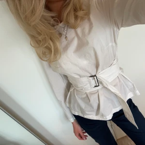 Blus - Superfin blus med inbyggt midjebälte från Tiger of Sweden🥰 sparsamt använd 