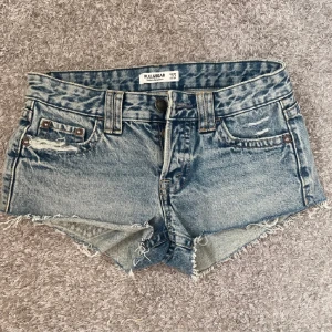 Lågmidjade jeansshorts  - Jätte fina lågmidjade jeansshorts med fickor där bak. Köppta förra sommaren o endast andvända några gånger. Storlek 36 så passar S och XS. Lite liten i storleken. Skriv för fler bilder!🫶🏻 Tryck inte på köp nu. 