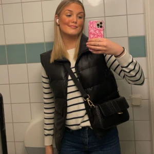 JÄTTESNYGG VÄSKA  - Säljer denna väska då jag inte använder den längre och har andra väskor. Finns inga defekter och bandet tillkommer 🩷🩷