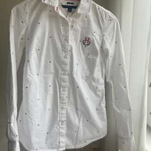 Tommy Hilfiger shorta för tjejer - Tommy Hilfiger shorta med fin passform. Passar fint under en kavaj eller stickad tröja 