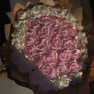 Eternal roses  - Jag säljer eviga rosor som jag själv gjort i buketter som uppfyller era önskemål, här är ett exempel på en bukett jag gjort. Om ni har frågor ställ de jätte gärna. Buketterna jag säljer kan kosta allt ifrån 200kr och uppåt beroende på vad ni vill ha.