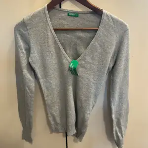 Säljer denna gråa tröja från benetton i storlek m