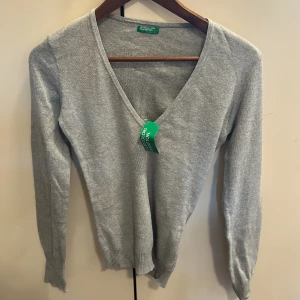Grå tröja från benetton - Säljer denna gråa tröja från benetton i storlek m