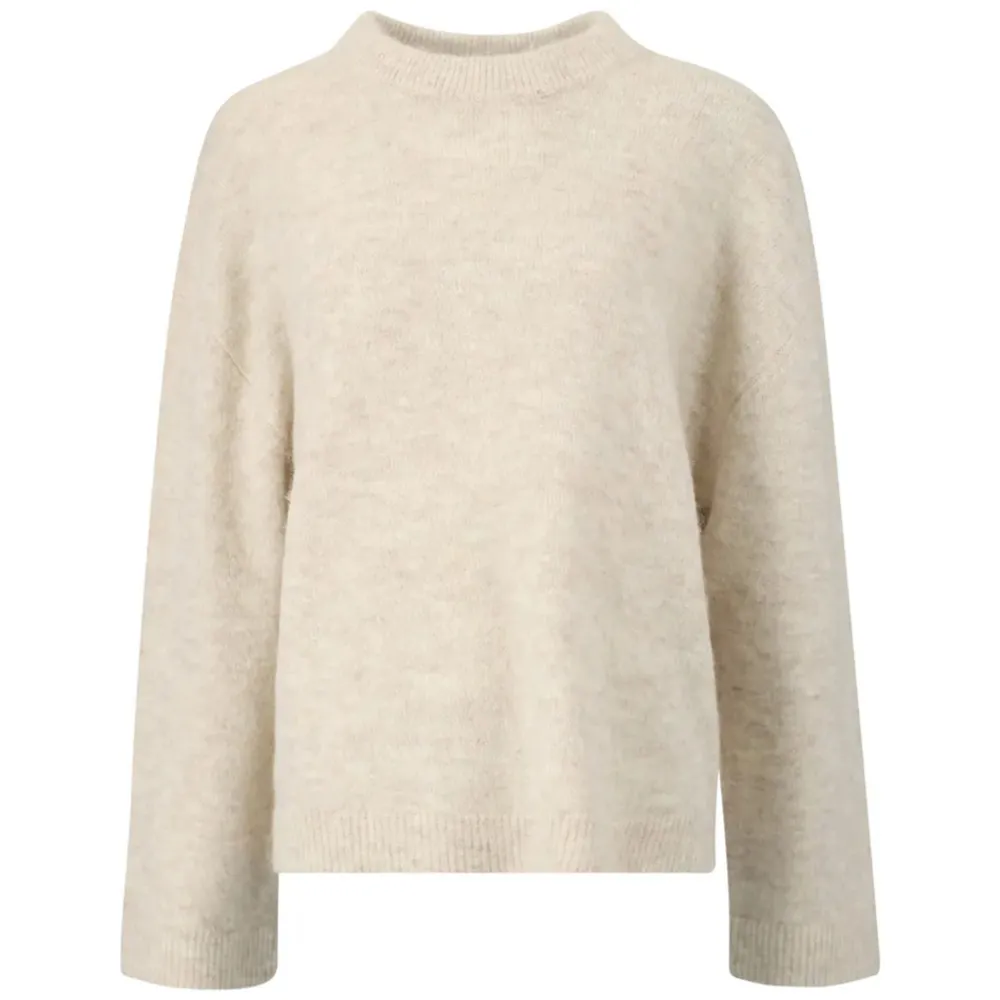 säljer denna ljus beiga stickade tröjan med breda ärmar från Gina i storlek XS, den är lite nopprig men man kan få bort det ❤️. Tröjor & Koftor.