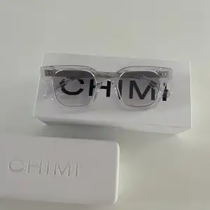 Säljer mina chimi solglasögon i modell 04, färg clear! Använda fåtal gånger och är i fint skick. Förpackning & skydd ingår, köpare står för frakten!