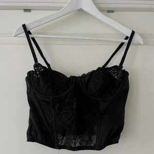 Korsett Urban Outfitters  - Svart korsett från Urban Outfitters! Storlek m, men den har hylsor så skulle säker passa från xs-m ⭐️🥰