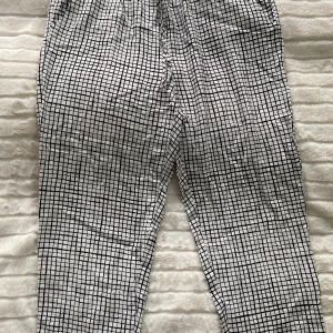 Svarta och vita rutiga byxor från Eileen Fischer i strl M - Svarta och vita rutiga byxor från Eileen Fischer i strl M.  Endast använd ett par gånger och är i väldigt fint begagnat skick.  Mått Midjan: ca 43 cm Total längd: ca 87 cm  100% viskos  Kommer från ett djur och rökfritt hem.