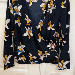 Blus  - En jätte fin blus i mörk blå färg använda aldirg 