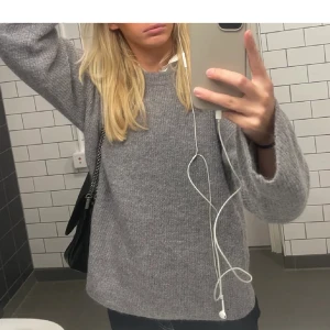 Grå stickad tröja  - Grå stickad tröja!!🩷🩷