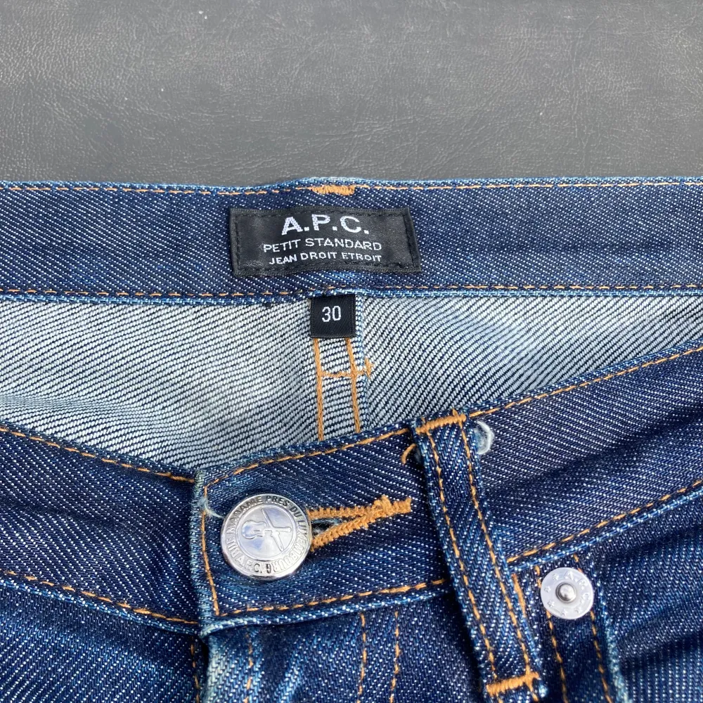 Jeans från A.P.C. | Skick 6-7/10, inga defekter | Storlek W30/L32 | Sjukt snygga med avtryck från användning, vi erbjuder ett schysst pris på 600kr | Skriv om du har ytterligare funderingar!👊🏽. Jeans & Byxor.