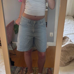 Randiga jorts  - Säljer dessa randiga jorts från bershka🩷 sparsamt använda🩷 säljer då de tyvärr blivit för små