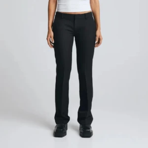 Vera lågmidjade kostymbyxor - Lågmidjade kostymbyxor från Bikbok i stl 36💖 uppsydda till någon som är ca 160! Använda men i fint skick, ingen slits. Säljer även ett par i 36 MED slits