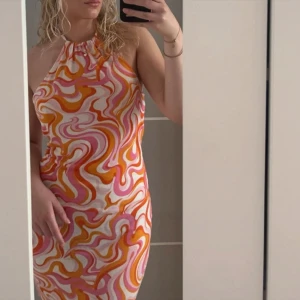 Rygglös klänning - Rygglös sommarklänning från HM💘 Storlek M men passar nog även S och L.