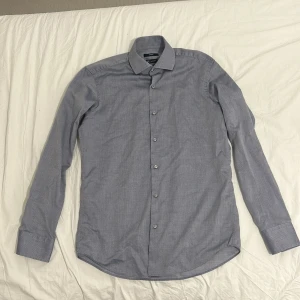 Hugo Boss, Gordon långärmad skjorta grå, regular fit - Hugo Boss gordon skjorta grå (regular fit) i nyskick, size 38 vilket motsvarar storlek small (S), farsans fick den som present men var för liten, originalpris 1650 kr, mitt pris kan diskuteras!😁