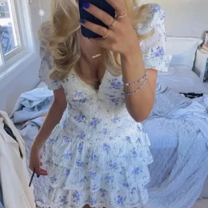 Supersnygg klänning! - Jättefin klänning som jag köpte här på Plick. Den är för stor på mig och har två små hål som inte syns (var redan där när jag fick den av tidigare ägaren)🤩 Köparen står för frakten