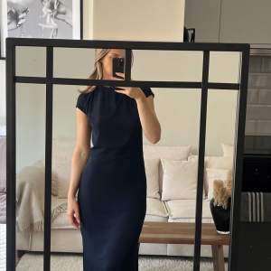 Mörkblå långklänning från Samsoe Samsoe, oanvänd med prislapp kvar (nypris 1499kr).  Modell Isar Long Dress. Perfekt för bröllop, fest eller andra tillställningar.  Jag är 170cm.