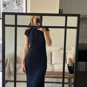 Ny klänning från Samsoe Samsoe (prislapp kvar) - Mörkblå långklänning från Samsoe Samsoe, oanvänd med prislapp kvar (nypris 1499kr).  Modell Isar Long Dress. Perfekt för bröllop, fest eller andra tillställningar.  Jag är 170cm.