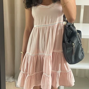 Baby doll dress - Rosa mini klänning ca 77cm lång med snörning i ryggen 