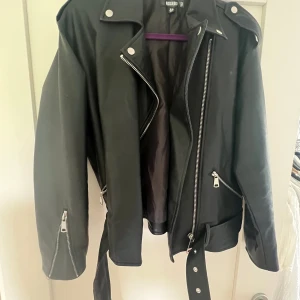 Svart skinnjacka  - • köpt på missguided • använd cirka 3 gånger därav inga märken eller skavanker • en aning oversized i storleken, sitter så fint! • jag är 172 cm