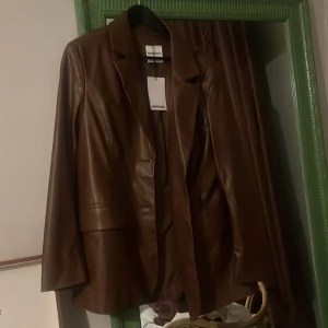 Läder kavaj bershka - Oanvänd läderkavaj från bershka.  Lappen är fortfarande kvar, Originalpris: 699kr