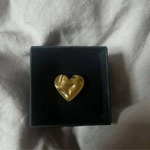 Svea ring rostfri  - Ring i Ion plated 304 Stainless steel:) finns flera i lager😊 kolla gärna in min instragram där jag främst sköter försäljningen 🤍 fler liknande smycken hittar ni på min sida 🥰