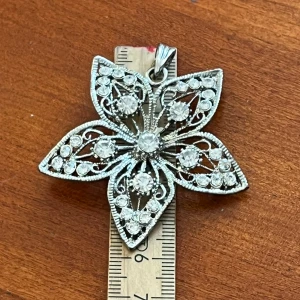 Hänge halsband silvrig blomma med stenar - Vet inte material.