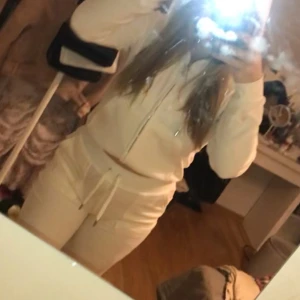Juicy Couture set - Vitt/creamfärgat juicy set. Använd några gånger,fint skick Säljs för 700kr(tröja+byxa).  Storlek M på hela setet, byxorna passar mig som är ca 165 cm lång!