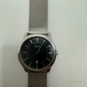 Boss klocka  - Boss klocka  Bra stick  Funkar som det ska  Batteri byte behövs 