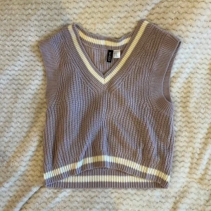 Pastell lila stickad väst - Stickad väst i superfin ljuslila färg och vita detaljer. Strl XS och lite oversized.